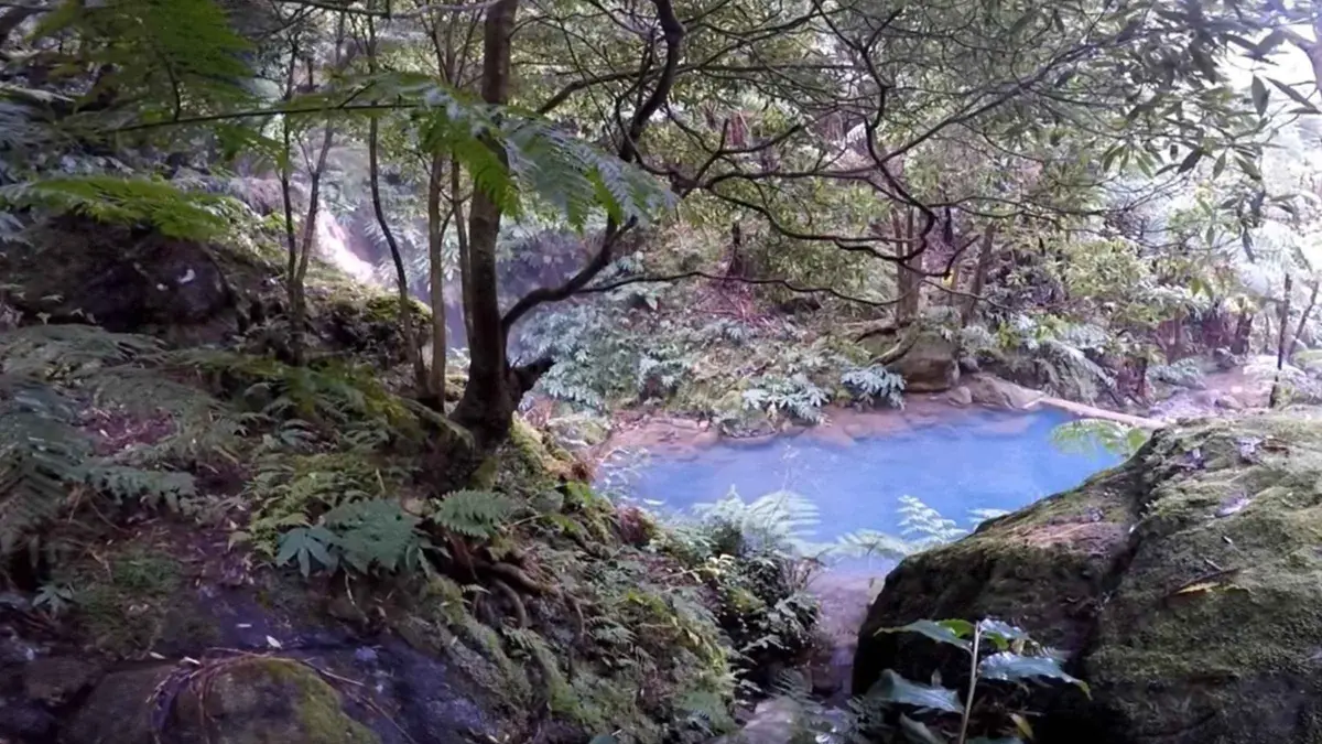 The turquoise thermal pool at Caldeira Velha, the hot spring stop on this Lagoa do Fogo e-tour